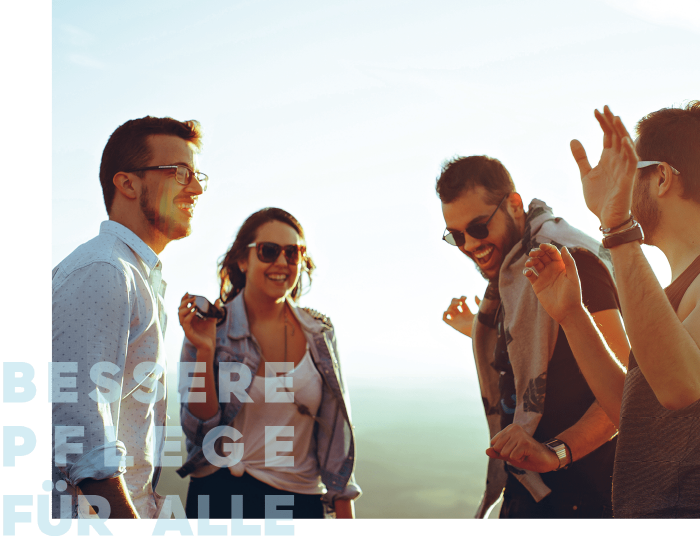 Eine Gruppe von Personen genießt einen sonnigen Tag und lacht fröhlich zusammen in der Natur.