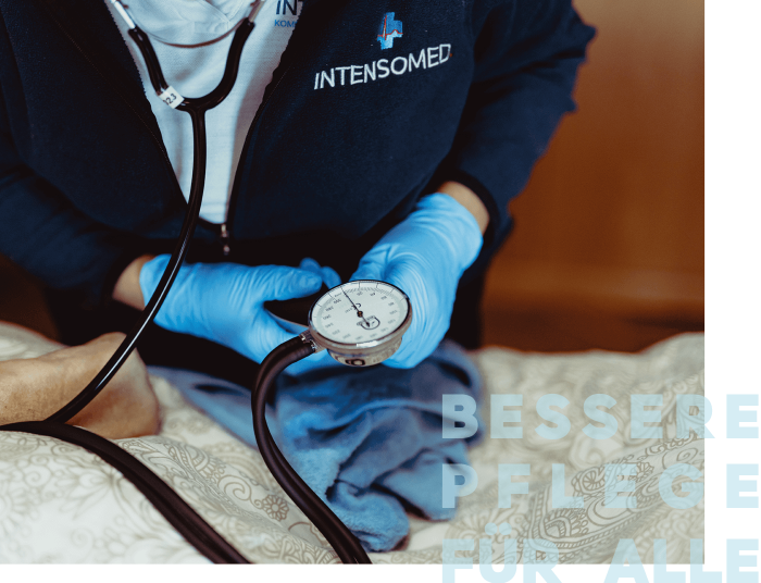 Eine Pflegekraft misst mit einem Blutdruckmessgerät die Vitalzeichen eines Patienten in der häuslichen Intensivpflege.