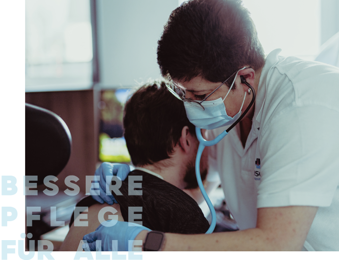 Eine Pflegekraft untersucht einen Patienten mit einem Stethoskop in einer modernen Umgebung.